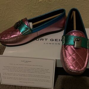 I am selling these Kurt Geiger loafers.
Never worn